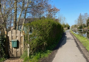 Weg zum Haus und Eingangstor